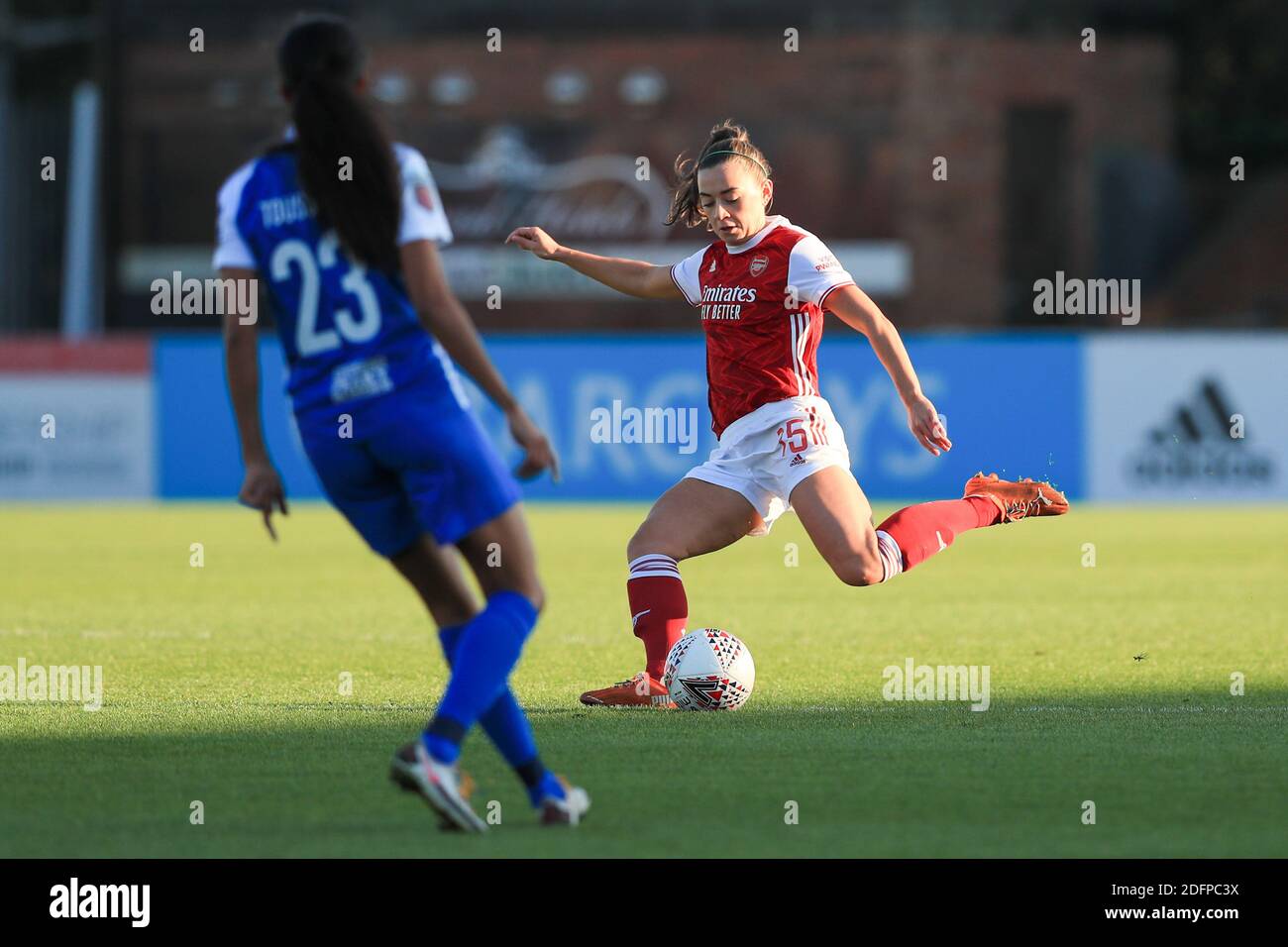 Katie McCabe (Arsenal n° 15) durante la partita fa WomenÕs Super League tra Arsenal e Birmingham City al Meadow Park di Borehamwood. Romena Fogliati Foto Stock