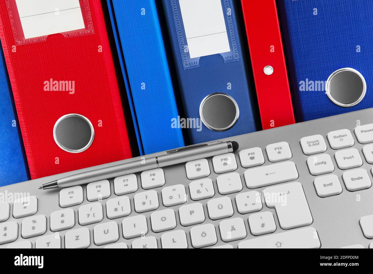 Tastiera PC tedesca e cartelle di file Foto Stock