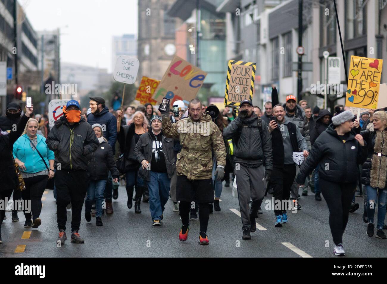 Manchester, Inghilterra, Regno Unito. 6 dicembre 2020. Marcia di protesta contro il blocco a Manchester, Regno Unito. Un grande gruppo di persone si è riunito ai Piccadilly Gardens e ha marciato intorno alla città, molte tenendo cartelli o manifesti. Credit: Callum Fraser/Alamy Live News Foto Stock