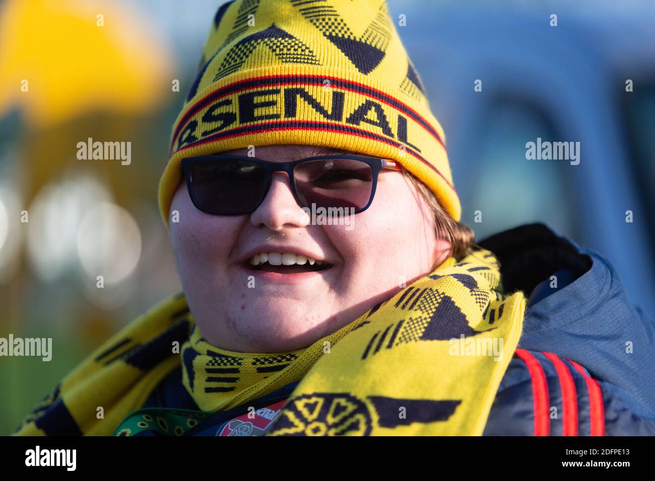 Tifoso dell'Arsenal che indossa una maschera covid, Regno Unito Foto Stock