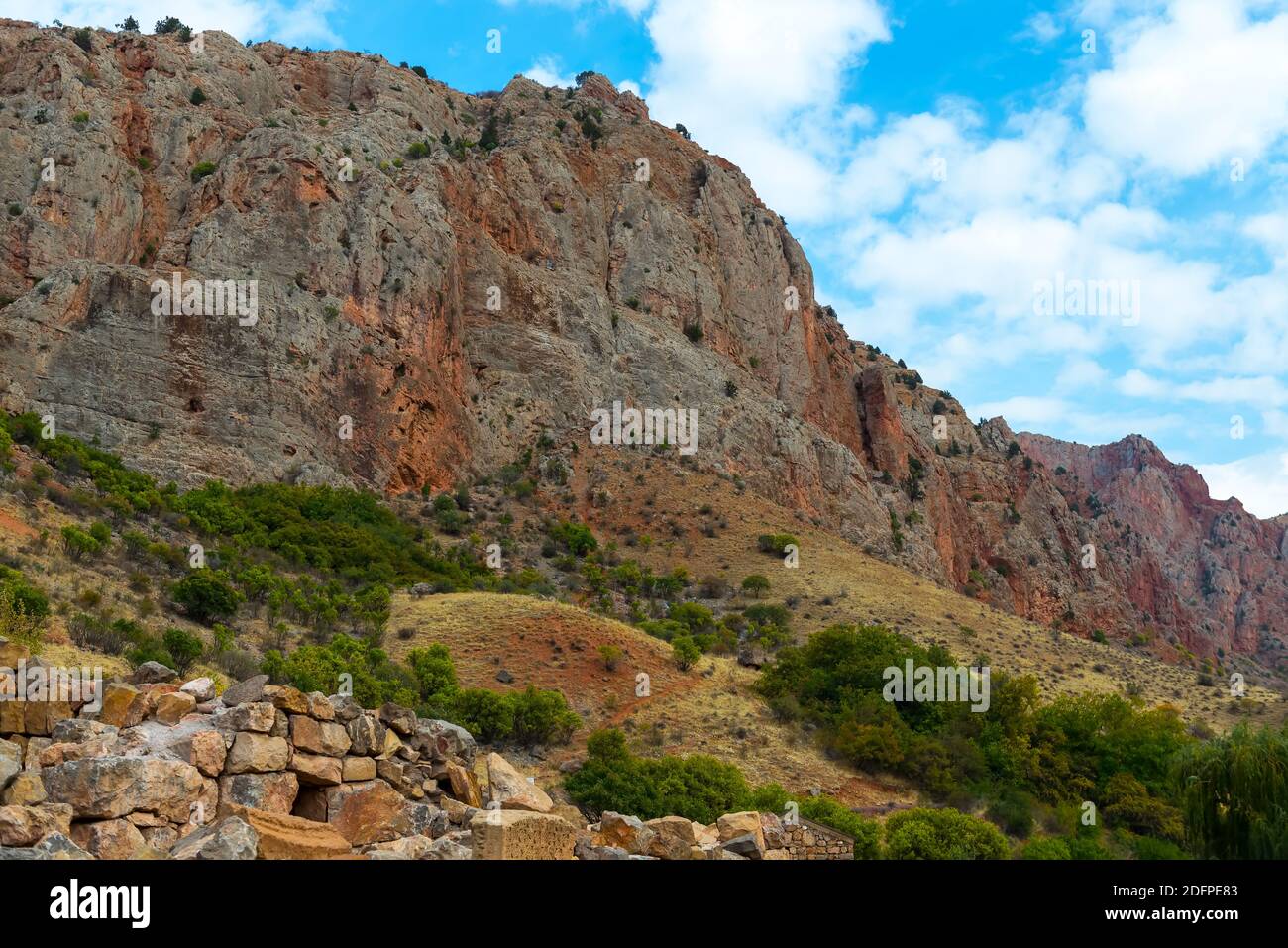 Foto del bellissimo rosso infuocato Montagne e rocce in Armenia Foto Stock