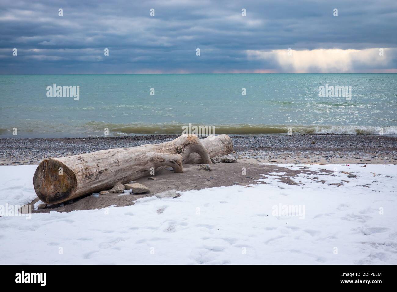 Cieli spettacolari e una fredda spiaggia sul lago vista dal Waterfront Park di Pickering, Ontario. Foto Stock