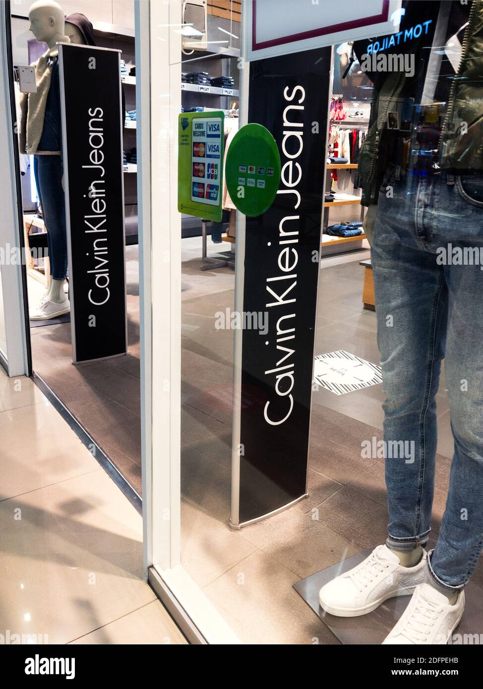 2020: Vetrina del negozio di abbigliamento Calvin Klein in in tutto il mondo Foto Stock