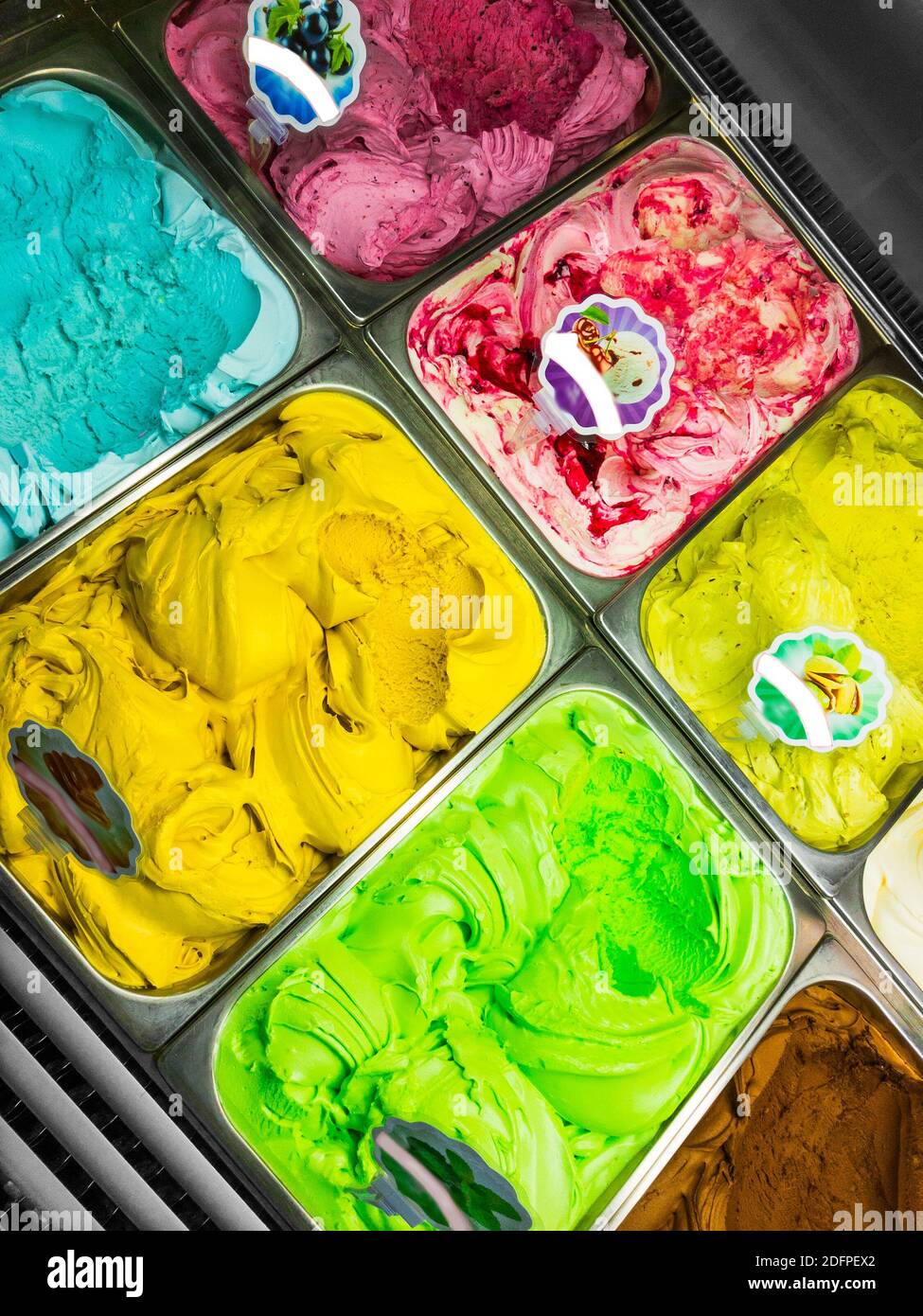 gelato colorato nella vetrina refrigerata Foto Stock