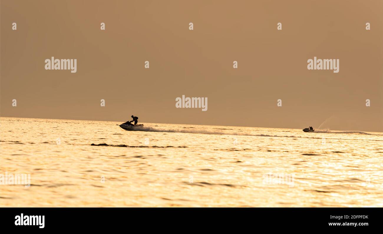 ciclisti d'acqua al tramonto Foto Stock