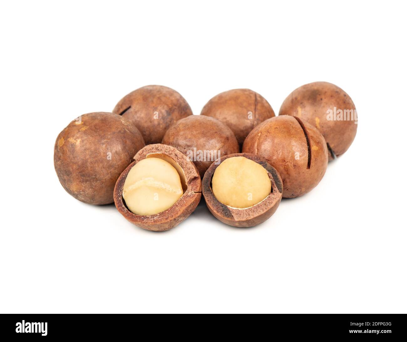 Noci di macadamia in un guscio e senza su un bianco sfondo Foto Stock