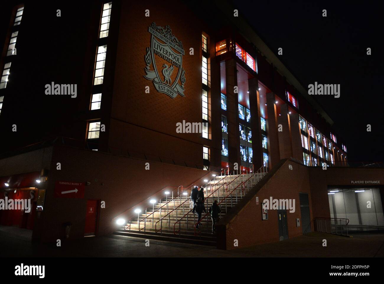 Tifosi che tornano ad Anfield prima della partita della Premier League ad Anfield, Liverpool. Foto Stock
