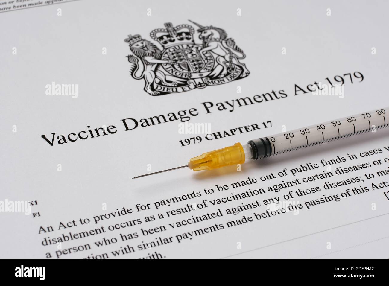 Stafford, Regno Unito - 6 dicembre 2020: Legge del governo britannico sui danni da vaccino e una siringa. Foto Stock