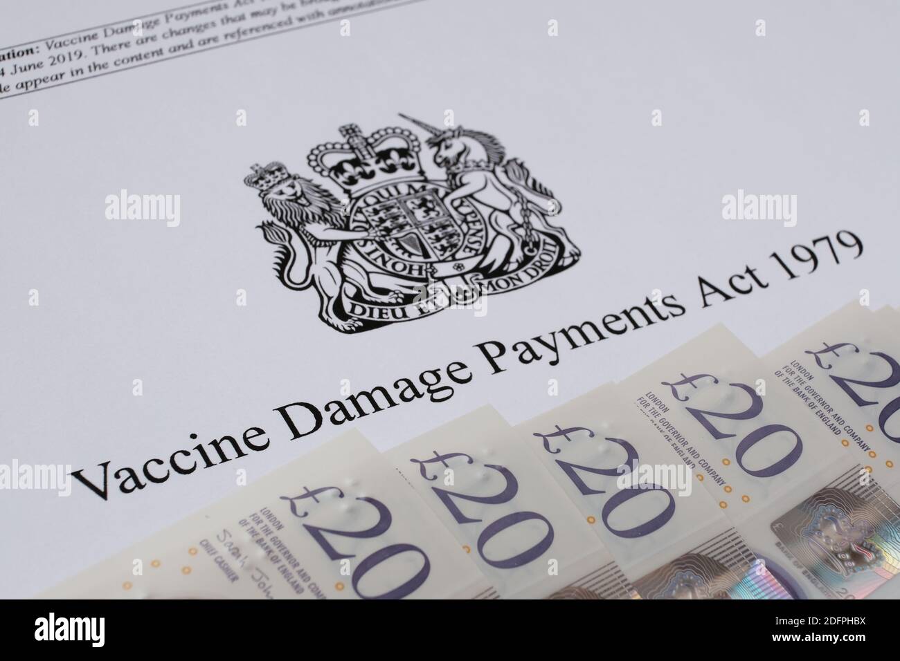 Stafford, Regno Unito - 6 dicembre 2020: Legge britannica sui danni da vaccino e immagine ravvicinata del denaro. Foto Stock