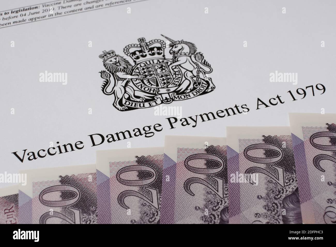 Stafford, Regno Unito - 6 dicembre 2020: Legge britannica sui danni da vaccino e immagine ravvicinata del denaro. Foto Stock
