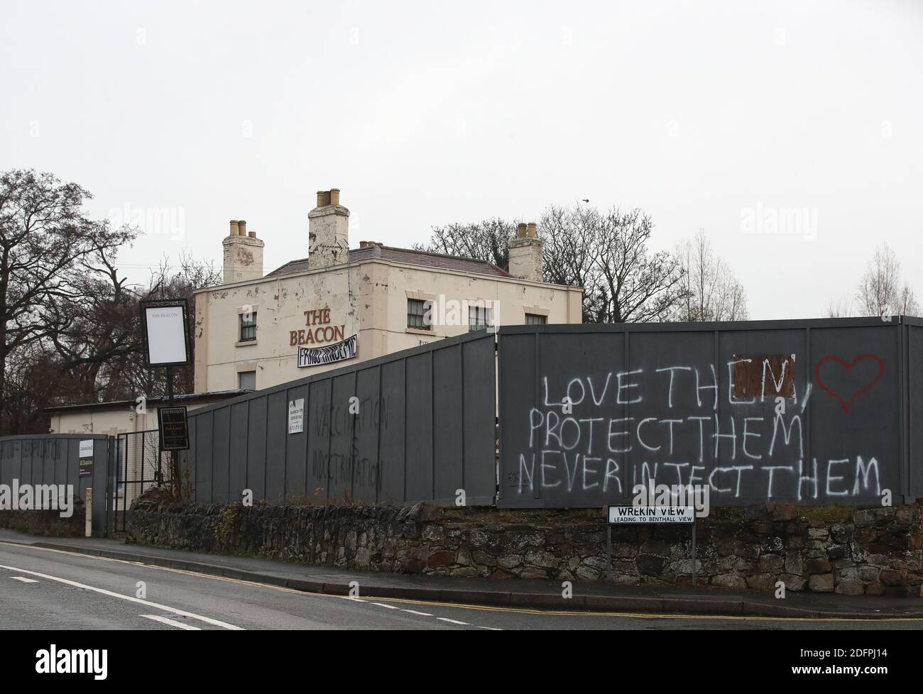 RITRASMISSIONE che modifica la posizione da Madelen a Madeley. Graffiti anti-vaccinazione spruzzati su un muro a Madeley, Shropshire. Il vaccino Covid-19 verrà introdotto questa settimana nel programma di immunizzazione su più vasta scala della storia del Regno Unito. Foto Stock