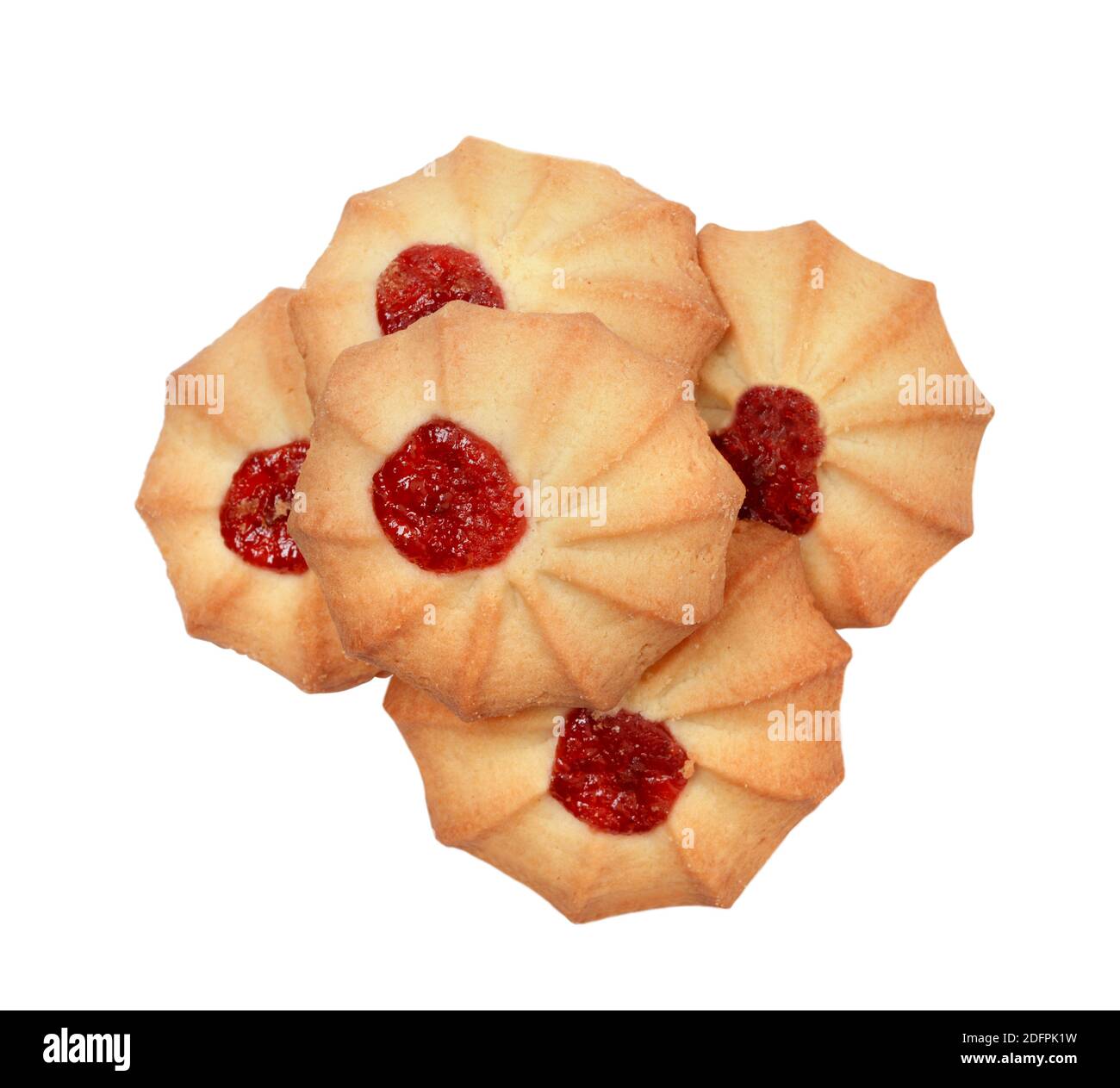 Un mucchio di biscotti con marmellata rossa isolata su bianco. Vista dall'alto. Foto Stock