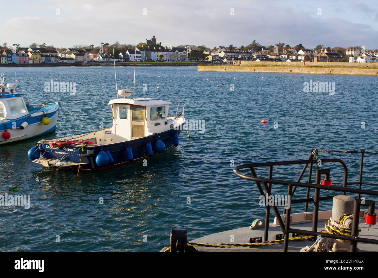 2 dicembre 2020 Porto di Donaghadee e Faro sull'ARDS Penisola nell'Irlanda del Nord bagnata dal sole invernale su un bight ma freddo inverno dopo Foto Stock