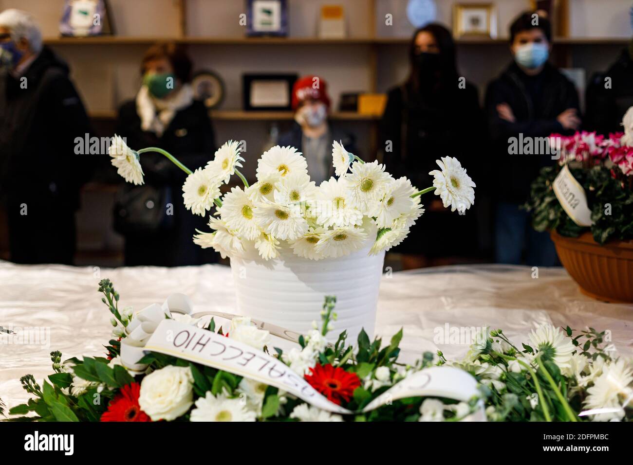 Casalecchio di Reno, Italia. 06 dicembre 2020. I cittadini e i familiari hanno deposto i fiori durante la commemorazione del 30° anniversario del massacro della scuola Salvemini a Casalecchio di Reno, Bologna, il 06 dicembre 2020, il 6 dicembre 1990, un jet militare MB-326 dell'Aeronautica militare italiana si è schiantato in un edificio scolastico a Casalecchio di Reno, Vicino a Bologna, uccidendo dodici studenti e ferendo altri 88 studenti e personale. Credit: Massimiliano Donati/Alamy Live News Foto Stock