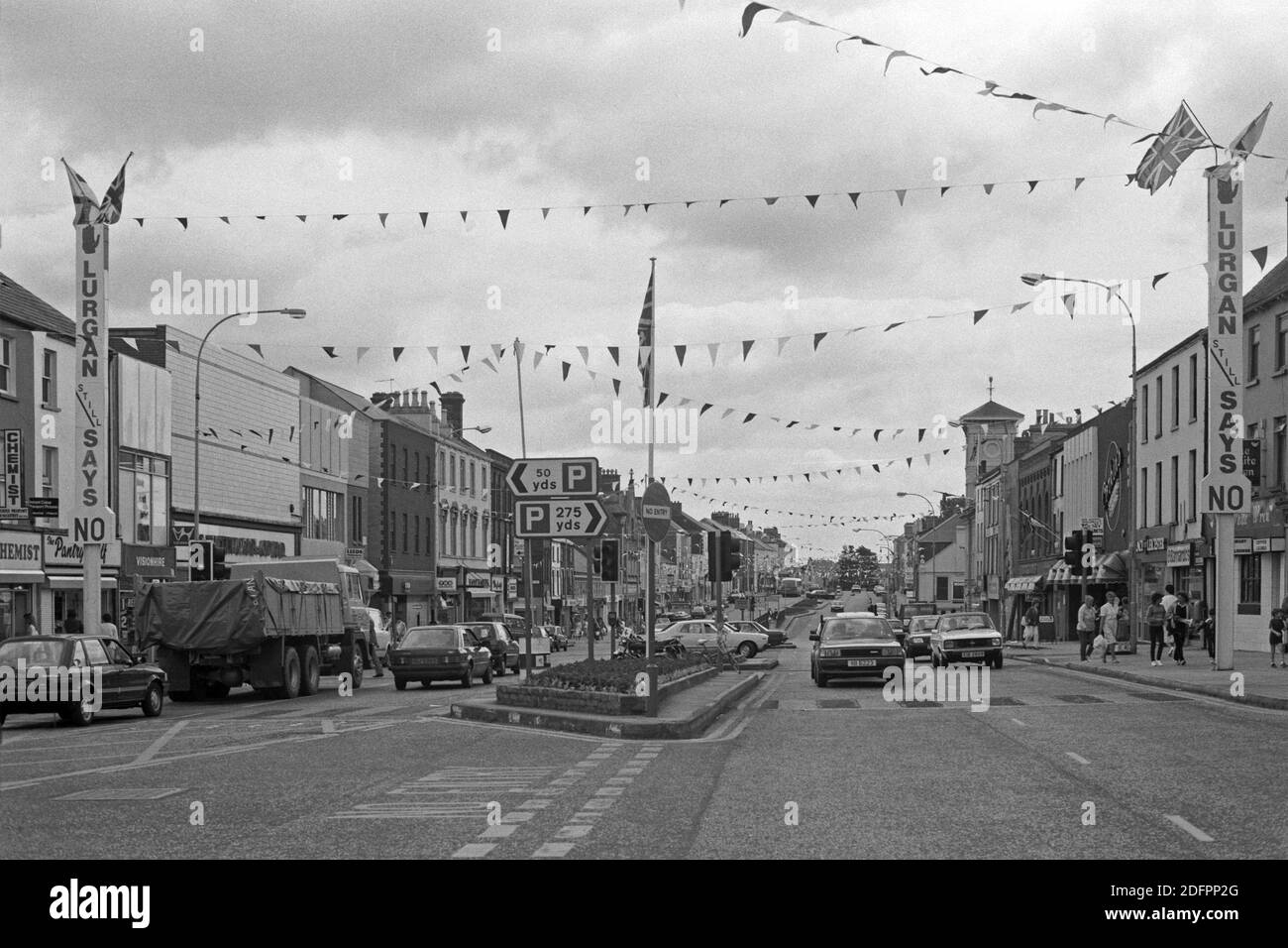 historiische Aufnahme, Juli 1986, Lurgan, County Armagh, Nordirland | Lurgan dice ancora No banner al centro della città, luglio 1986, Lurgan, County Armagh, Irlanda del Nord Foto Stock