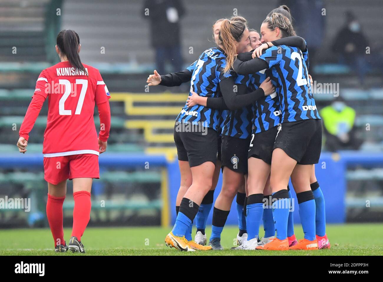 Milano, Italia. 06 dicembre 2020. I compagni di squadra celebrano Anna Catelli (Inter 22) dopo il primo goal durante la Serie A femminile tra FC Inter e San Marino Academy Cristiano Mazzi/SPP Credit: SPP Sport Press Photo. /Alamy Live News Foto Stock