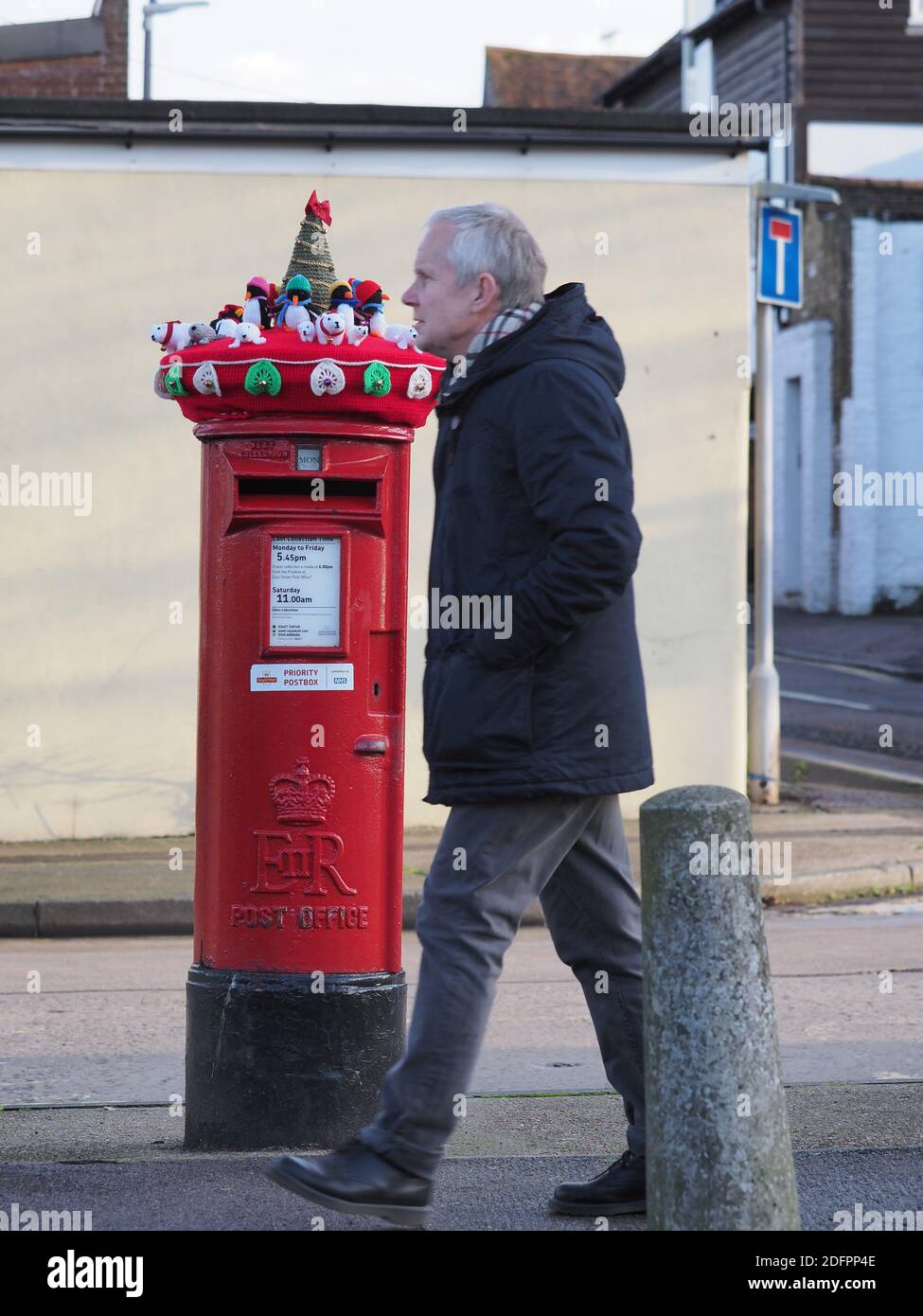 Faversham, Kent, Regno Unito. 6 dicembre 2020. I top lavorati a maglia per le scatole postali sono comparsi a Faversham, Kent e sono stati creati dai membri del locale Istituto delle Donne. Credit: James Bell/Alamy Live News Foto Stock