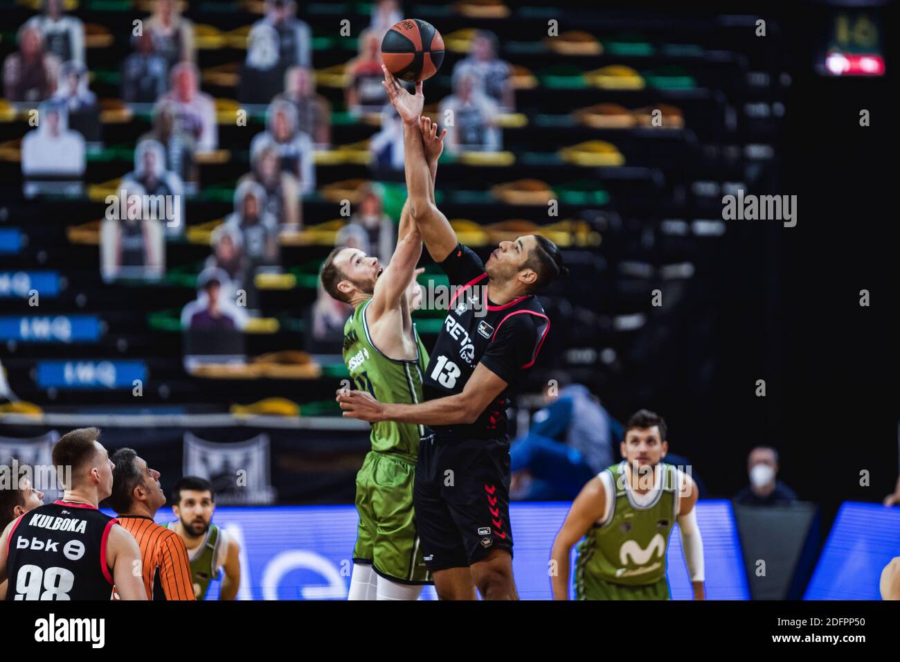 Bilbao, Paesi Baschi, SPAGNA. 6 Dicembre 2020. FELIPE DOS ANJOS (13) e ALEC BROWN (21) sul primo salto durante la Liga ACB gioco, tra Bilbao Basket e Movistar Estudiantes a Miribilla Bilbao Arena. Credit: EDU del Fresno/ZUMA Wire/Alamy Live News Foto Stock