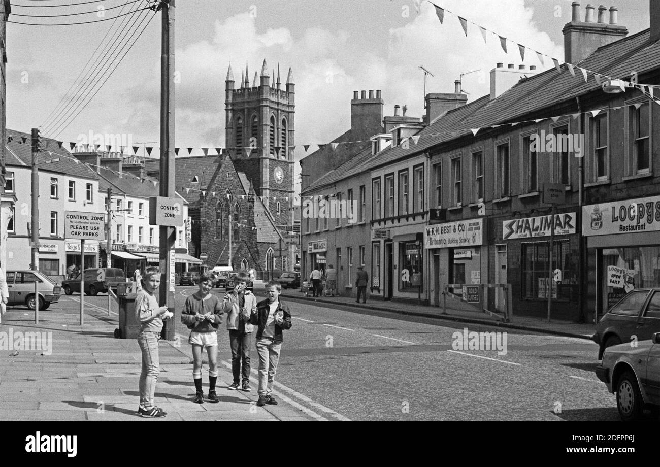 Centro città con la chiesa di San Marco d'Irlanda, agosto 1986, Portadown, Contea di Armagh, Irlanda del Nord Foto Stock