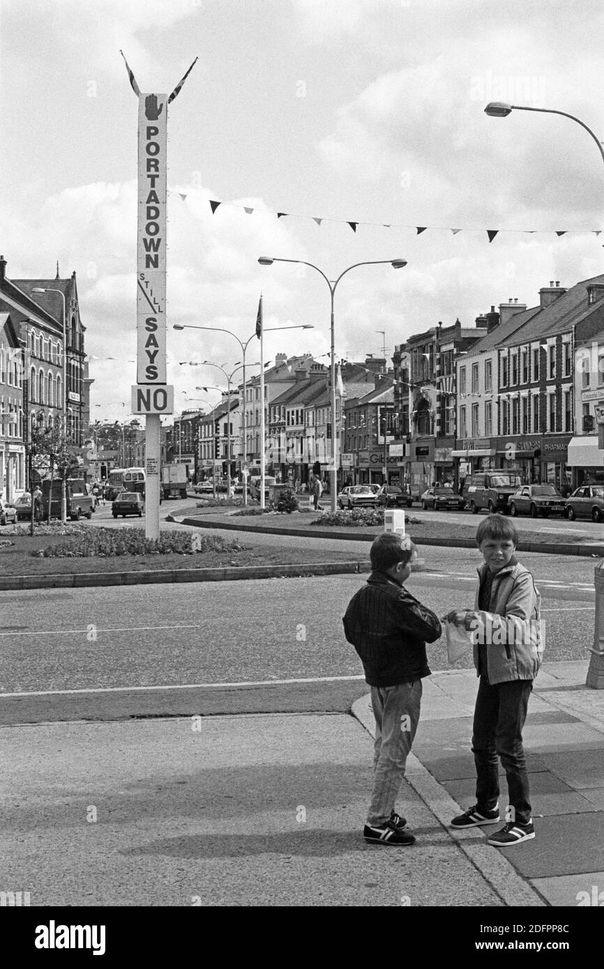 Portadown dice ancora No banner al centro della città, agosto 1986, Portadown, County Armagh, Irlanda del Nord Foto Stock
