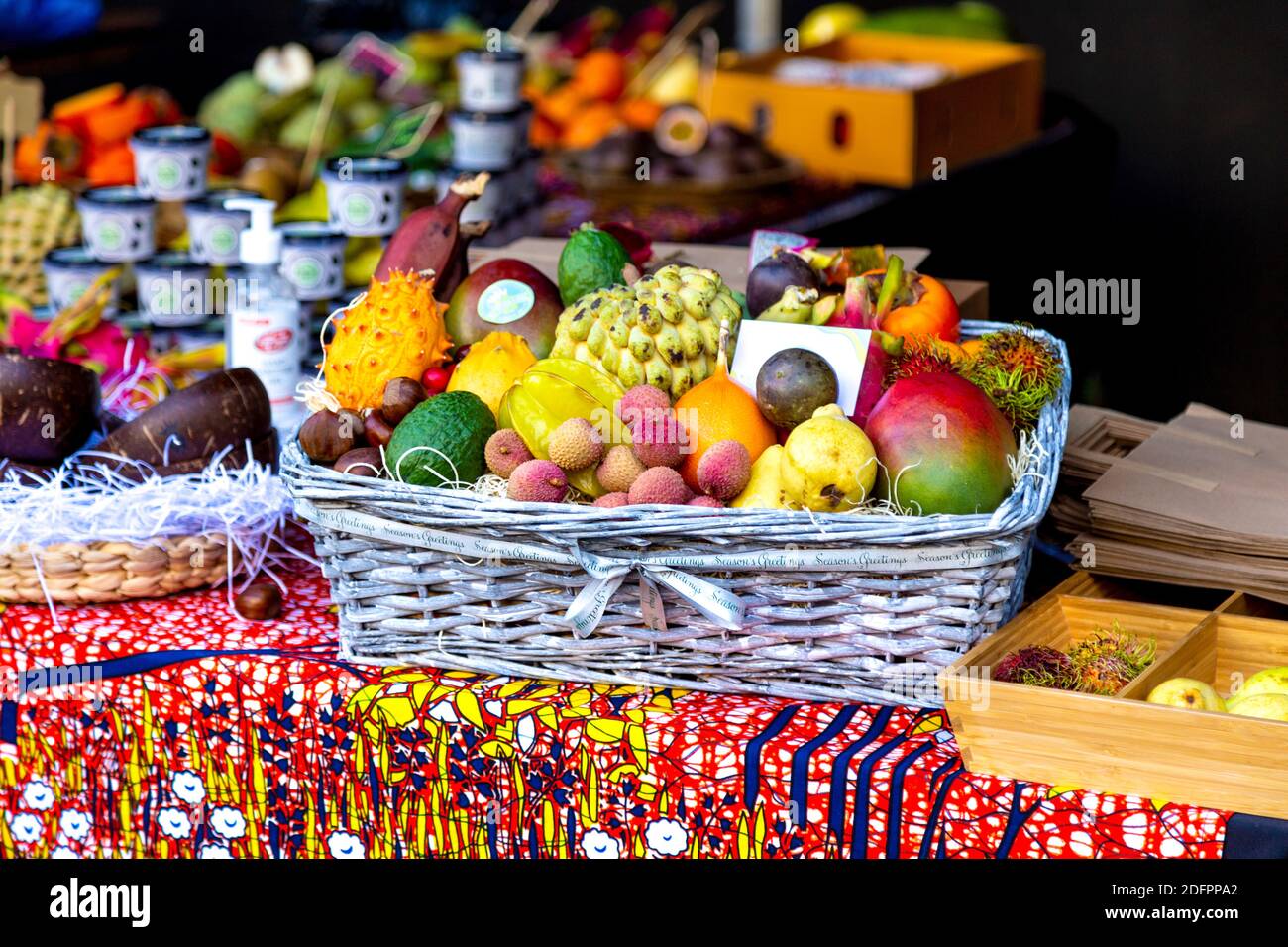 5 dicembre 2020 - Londra, Regno Unito - mercato di Natale di Hackney ai mercati di Bohemia Place, cestino pieno di frutta esotica da Nutrition Kingz Foto Stock