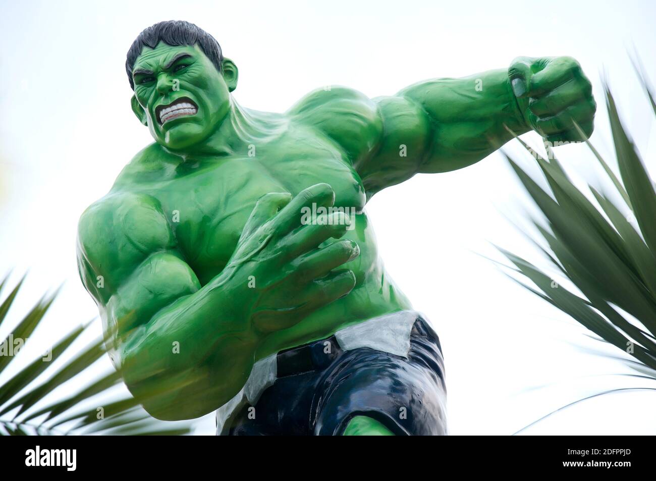 Figura di Marvel Comics Supereroe personaggio The Incredible Hulk, creato da Joe Simon e Jack Kirby. Visualizzato in un giardino suburbano. Weymouth. Foto Stock