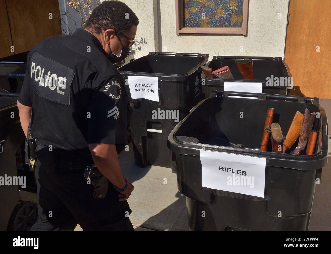 Los Angeles, Stati Uniti. 06 dicembre 2020. Il Dipartimento di polizia di Los Angeles ha utilizzato il programma annuale "Gun Buy Back" per contribuire a ridurre la violenza sulle armi in città e radunare la comunità intorno al viaggio per rimuovere più armi dalle strade e migliorare la sicurezza nelle comunità di Bethel A.M.E. Chiesa di Los Angeles sabato 5 dicembre 2020. "Ogni pistola recuperata in questo programma "Buy Back" significa un'arma in meno che può essere utilizzata per infliggere danni", ha dichiarato il capo Michael Moore. Foto di Jim Ruymen/UPI Credit: UPI/Alamy Live News Foto Stock