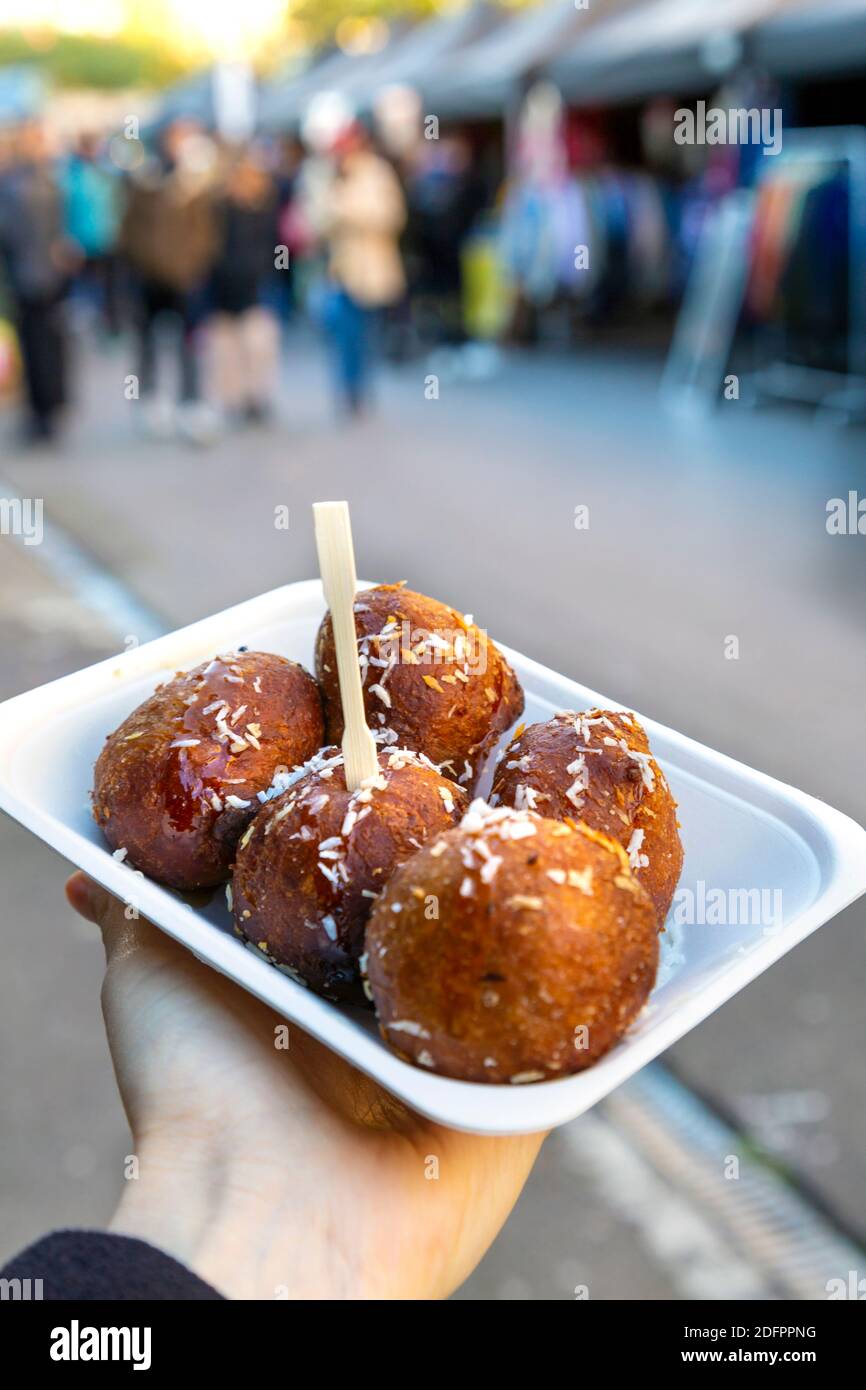 5 dicembre 2020 - Londra, Regno Unito - mercato di Natale di Hackney ai mercati di Bohemia Place, puff nigiani tradizionali (palle di pasta) in sapore di lime e cocco dalle tettarelle di Yum Puff Foto Stock