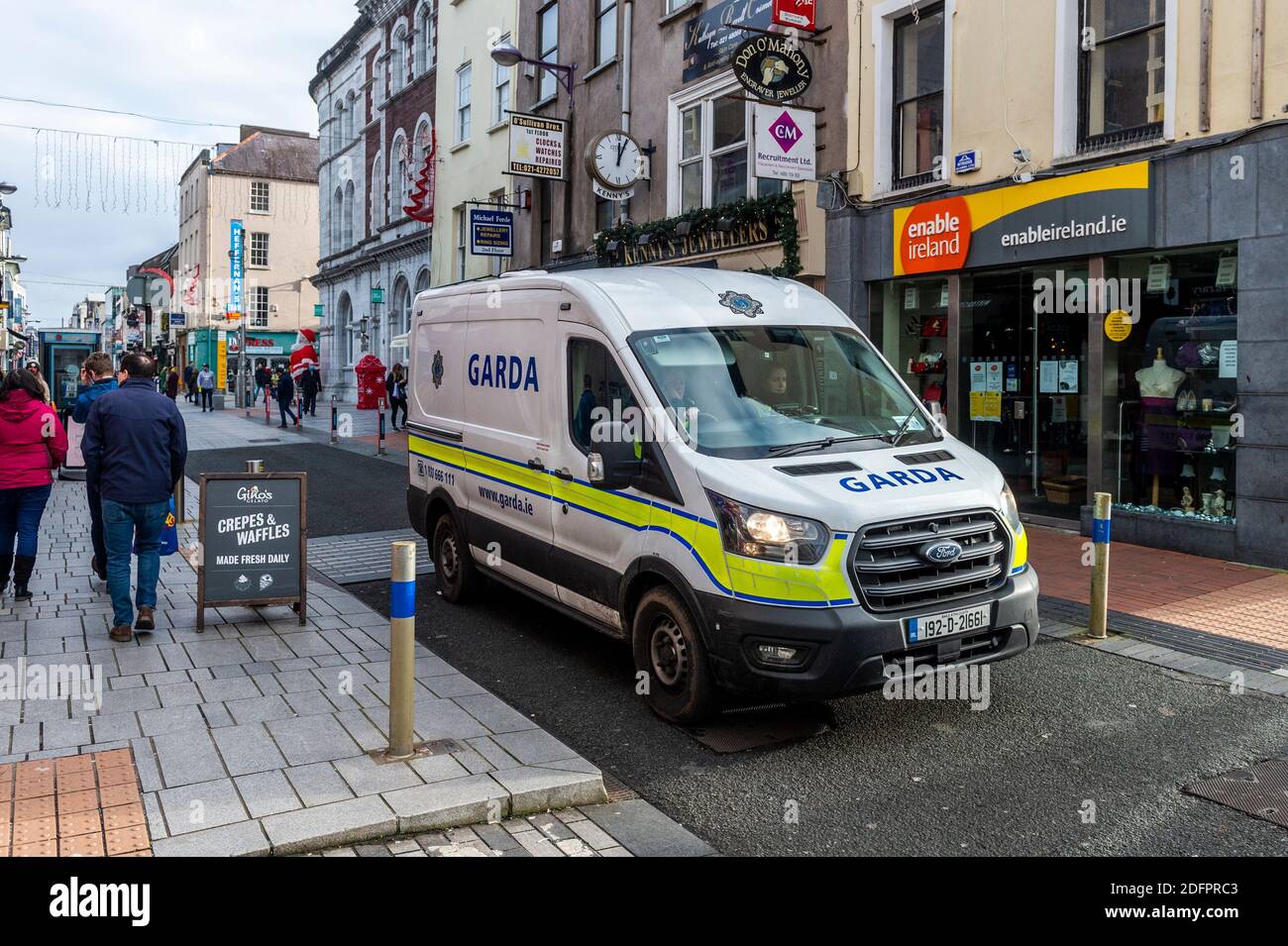 Cork, Irlanda. 5 dicembre 2020. I membri di un Garda Siochana pattugliano Oliver Plunkett Street nella città di Cork in una giornata molto impegnativa di shopping nella città di Cork. Credit: AG News/Alamy Live News Foto Stock