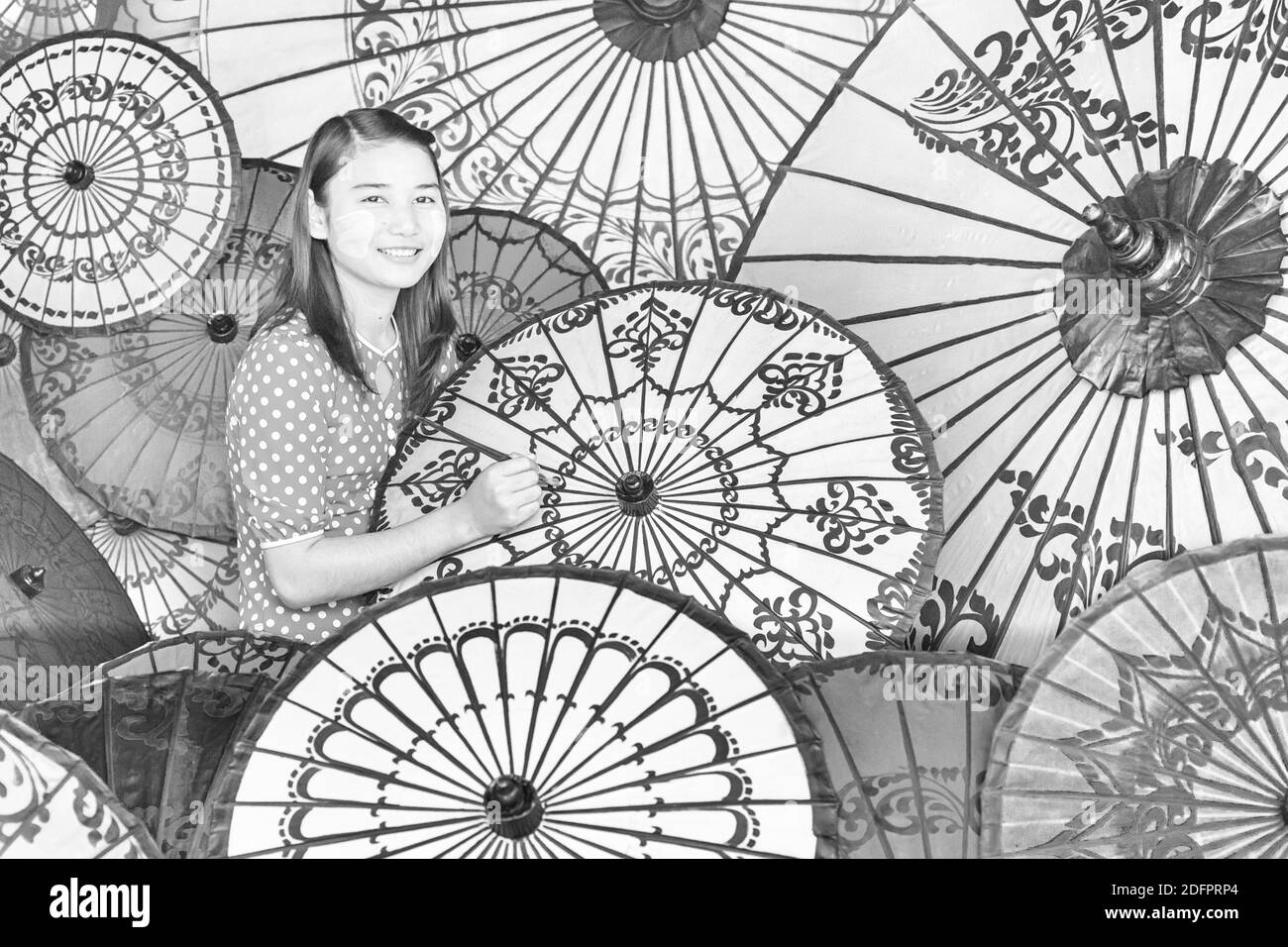 Parasolo pittore a Bagan, Myanmar (Birmania), Asia nel mese di febbraio - ombrellone, ombrelloni, ombrelli in bianco e nero monocromatico B&W. Foto Stock