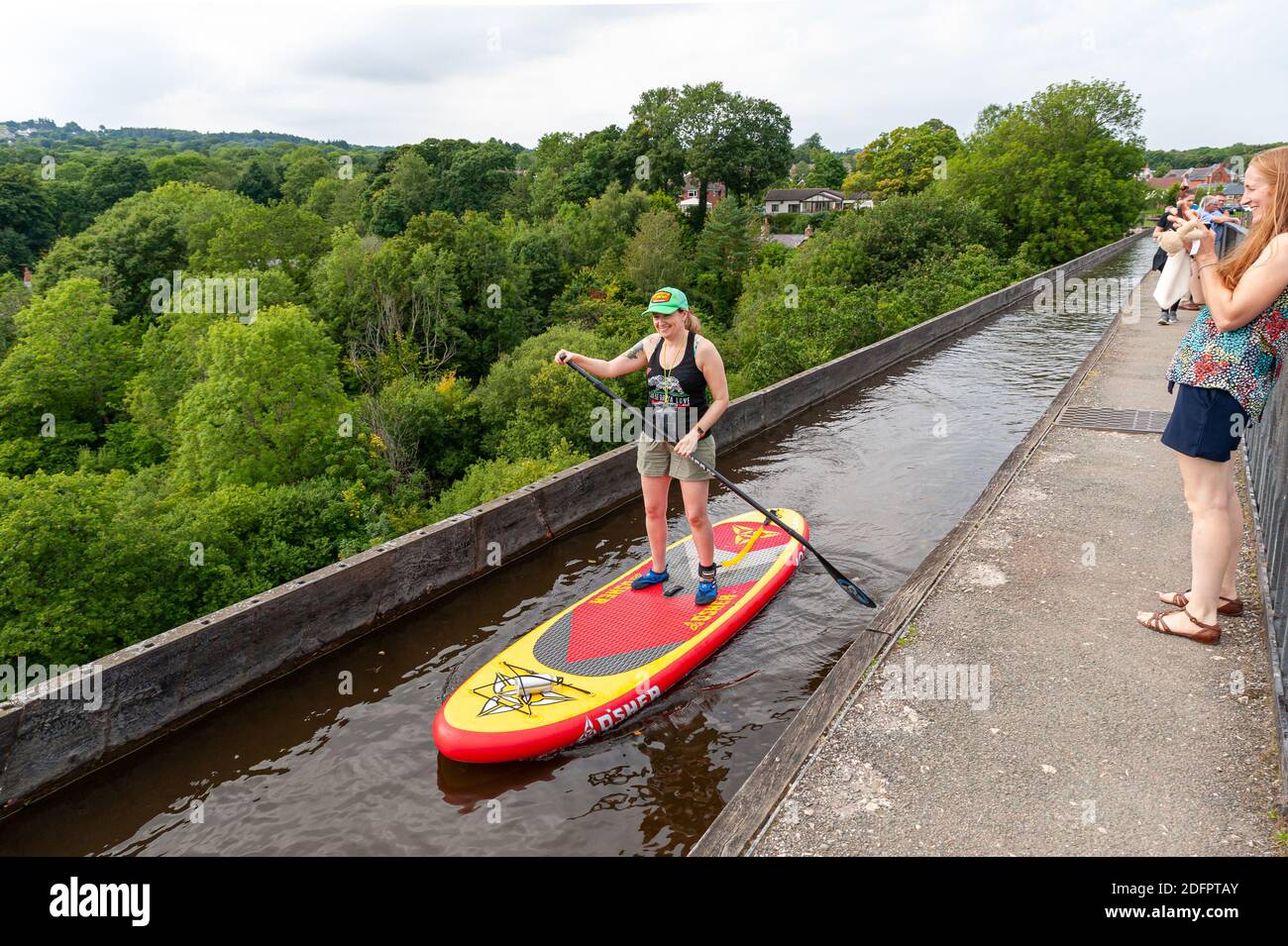 08-08-2020, Pontcysyllte Aqueduct, Galles, Regno Unito. Donna sul bordo di pedalata che attraversa il fiume Dee nel canale di Llangollen attraverso la vale di Llangollen. Foto Stock