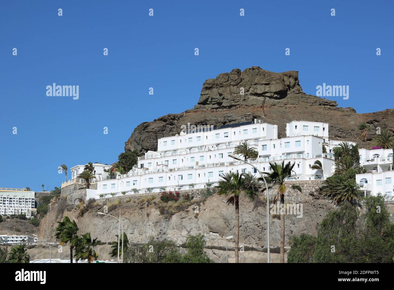 6 dicembre 2017 - Gran Canaria, Spagna: Vista dell'hotel con sfondo roccioso Foto Stock