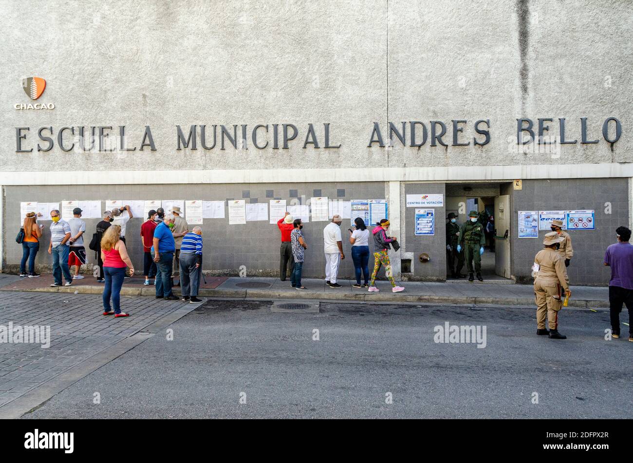 I centri di voto, con scarsa partecipazione, sono la caratteristica principale delle elezioni parlamentari del governo di Nicolas Maduro, dove la maggior parte del Foto Stock