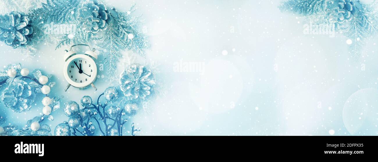 Orologio di Natale bianco e corona di Natale sullo sfondo del colore champagne Set Sail . Vista dall'alto, spazio di copia. Banner. Foto Stock