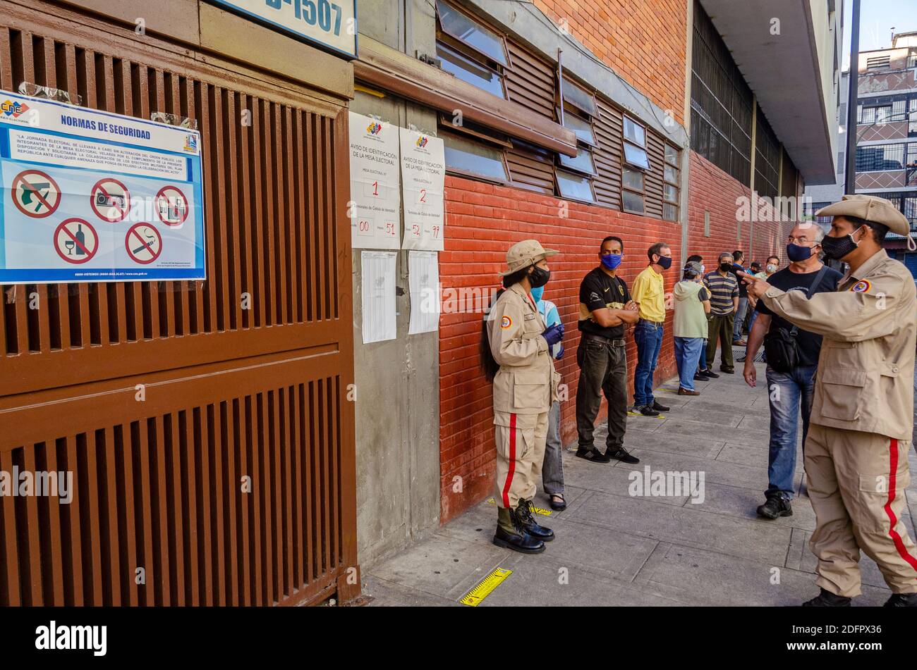 I centri di voto, con scarsa partecipazione, sono la caratteristica principale delle elezioni parlamentari del governo di Nicolas Maduro, dove la maggior parte del Foto Stock