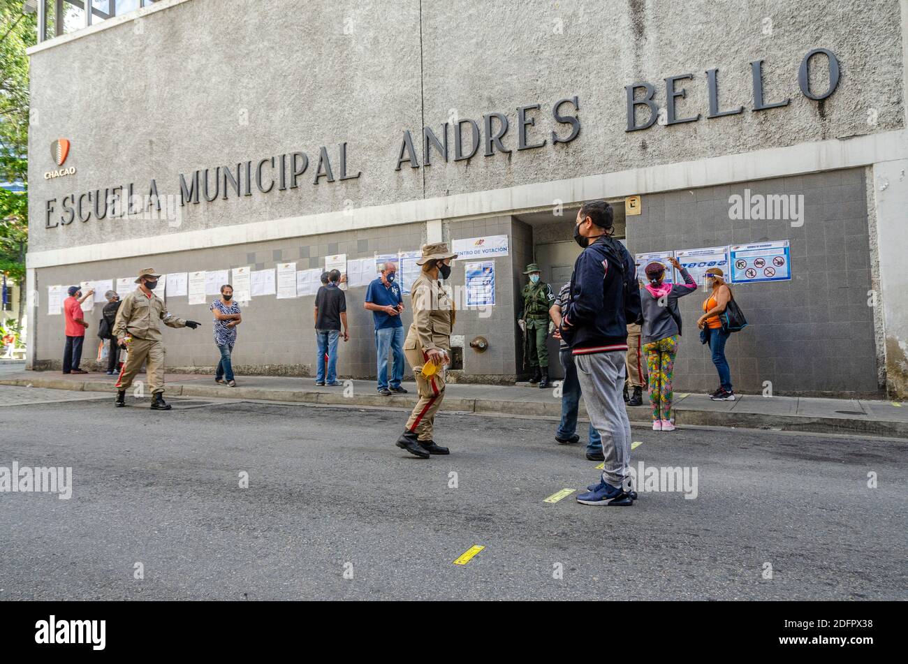 I centri di voto, con scarsa partecipazione, sono la caratteristica principale delle elezioni parlamentari del governo di Nicolas Maduro, dove la maggior parte del Foto Stock