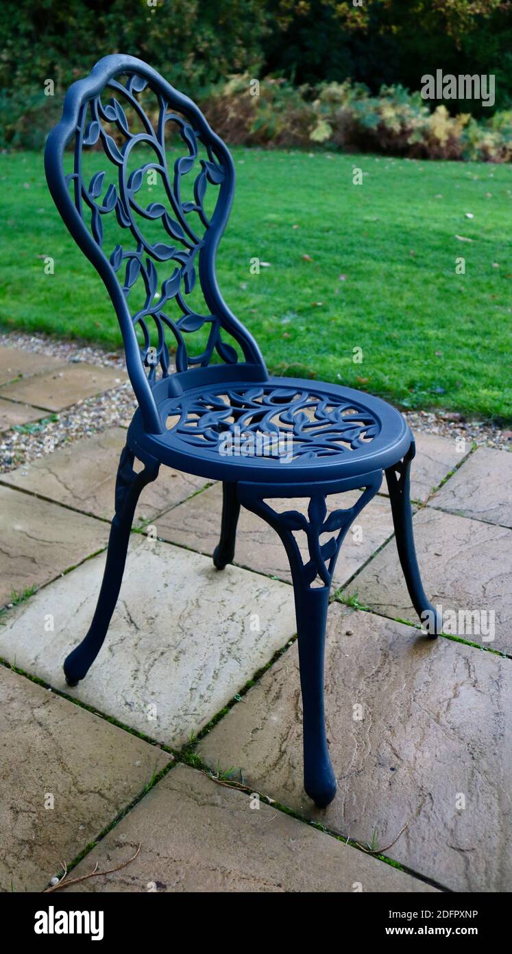 7 Novembre 2020 - Londra, UK: Immagine ritratto di sedia da giardino ornamentale sul patio Foto Stock