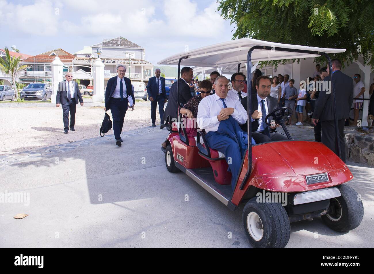 Sebastien Lecornu, Jacques Mezard, Annick Girardin arriva in auto a Orient Bay durante una visita di 'Baie Orientale', il 30 settembre 2018 sull'isola caraibica francese di Saint-Martin, durante un viaggio nelle Indie occidentali francesi, un anno dopo che Hurricanes Irma e Maria danneggiano l'isola. Foto di ELIOT BLONDT/ABACAPRESS.COM Foto Stock