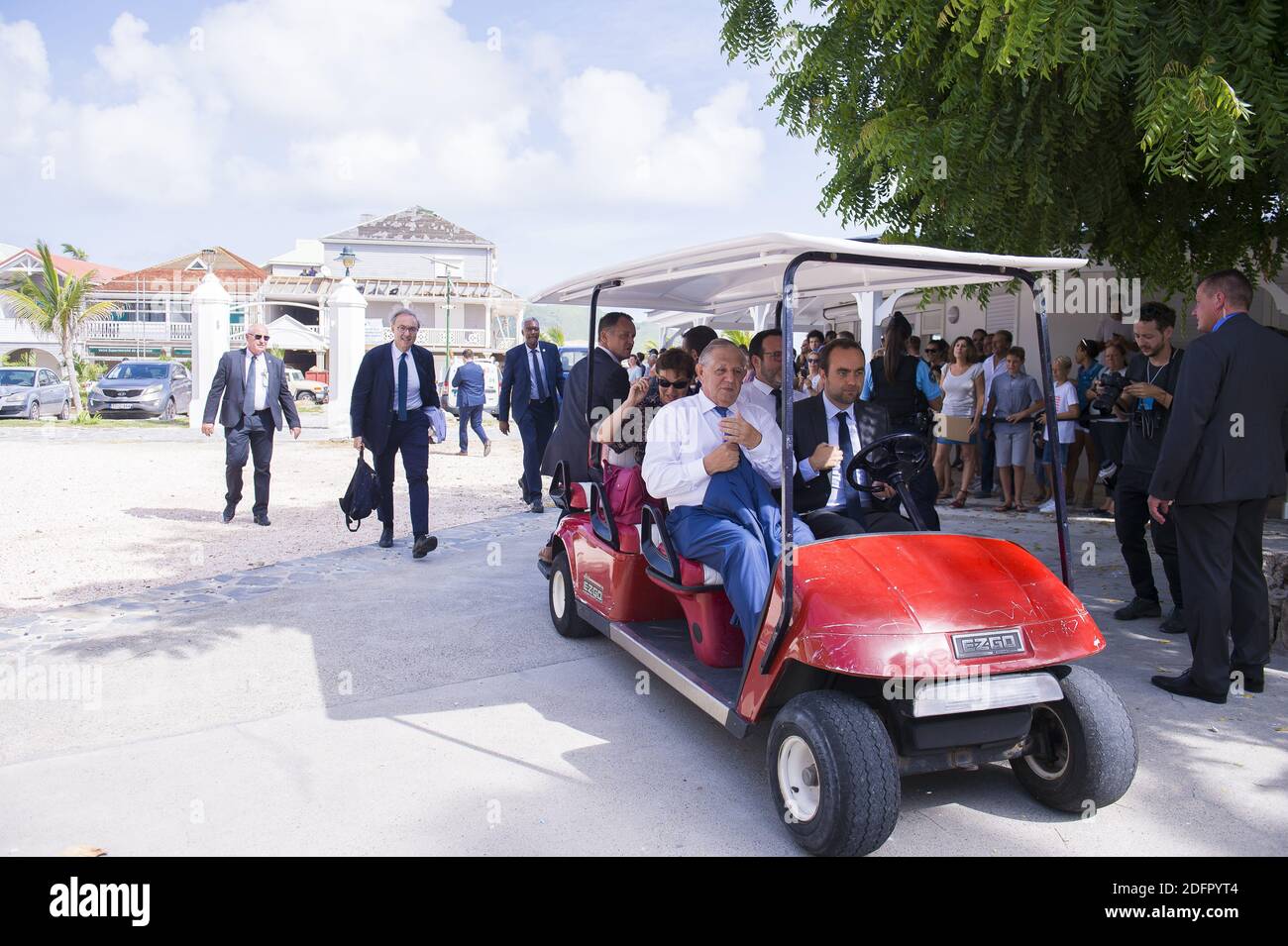 Sebastien Lecornu, Jacques Mezard, Annick Girardin arriva in auto a Orient Bay durante una visita di 'Baie Orientale', il 30 settembre 2018 sull'isola caraibica francese di Saint-Martin, durante un viaggio nelle Indie occidentali francesi, un anno dopo che Hurricanes Irma e Maria danneggiano l'isola. Foto di ELIOT BLONDT/ABACAPRESS.COM Foto Stock