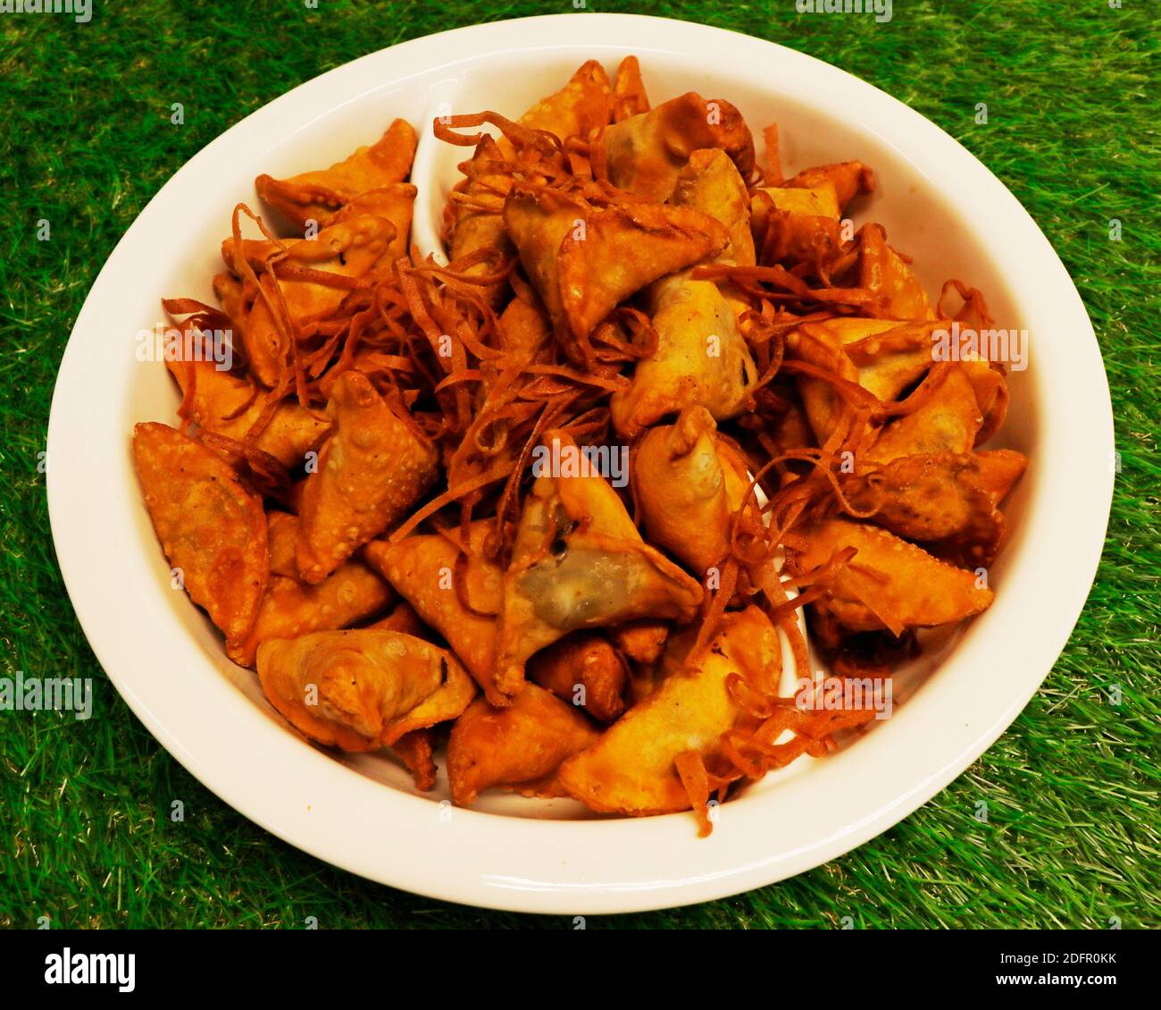 fatayer di spinaci fritti, antipasto libanese a base di mezze calde Foto Stock