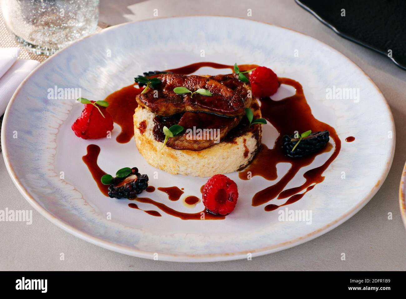 pan scottato foie gras d'anatra con brioche tostata, frutti di bosco e salsa alla vaniglia Foto Stock