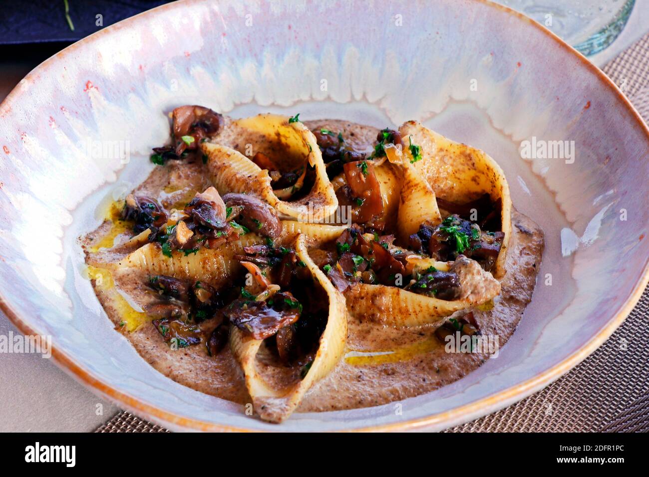 pasta conchiglia (conchiglie) con funghi saltati e salsa cremosa al tartufo Foto Stock