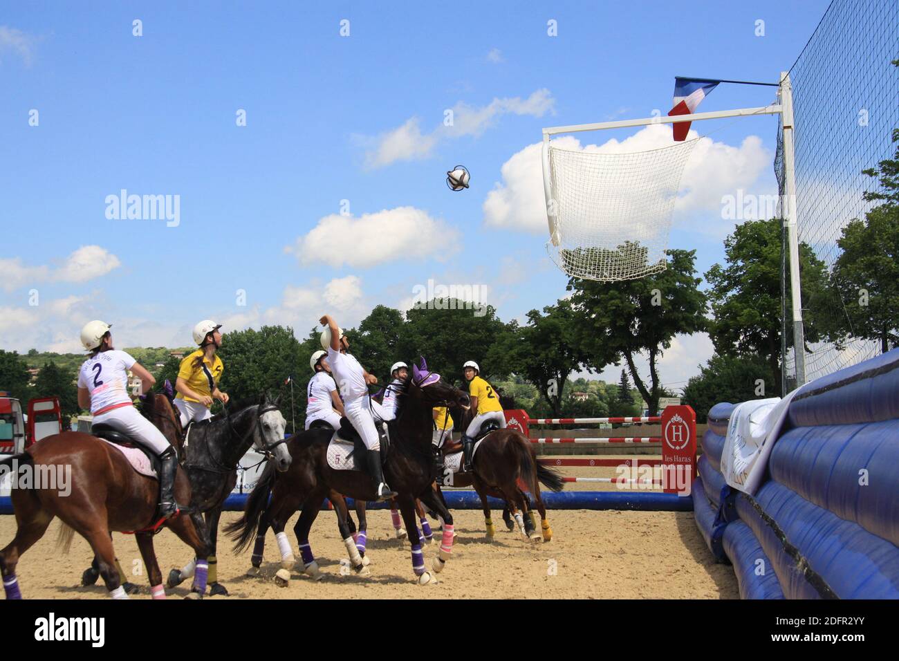 Concorrenti a cavallo che competono nello sport del crine a. Un evento all'Equivallee Haras National de Cluny nel Regione della Borgogna in Francia Foto Stock
