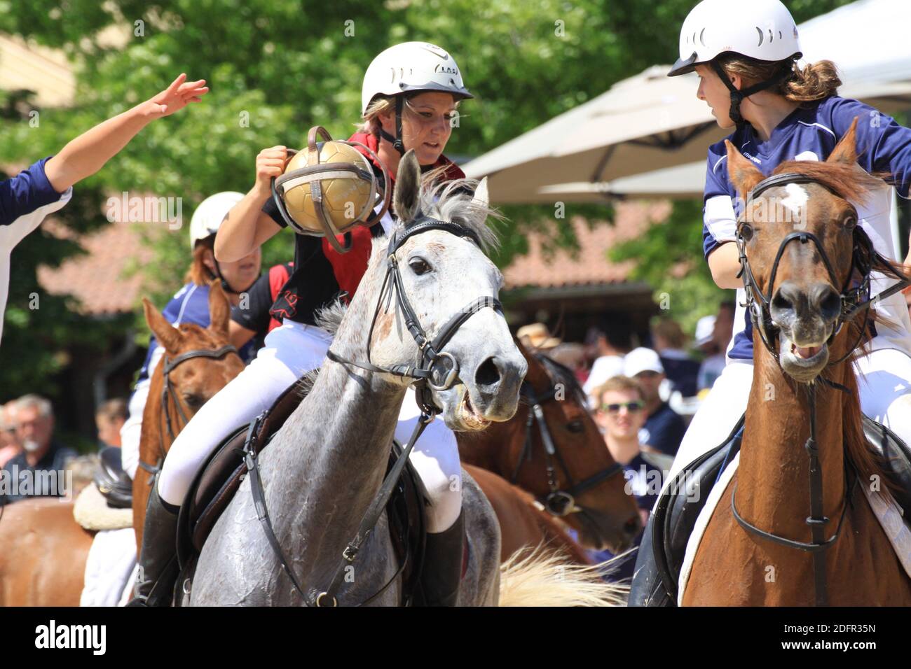 Concorrenti a cavallo che competono nello sport del crine a. Un evento all'Equivallee Haras National de Cluny nel Regione della Borgogna in Francia Foto Stock