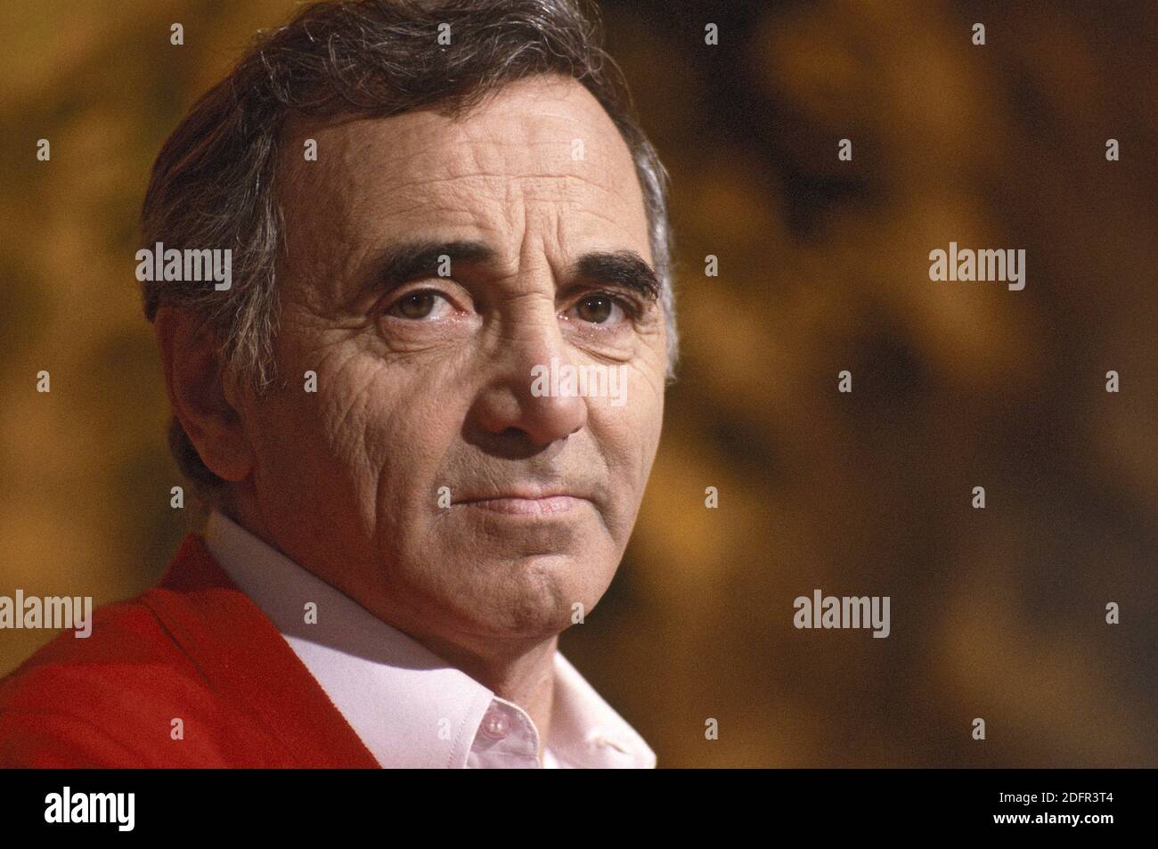 File photo datato 1 gennaio 199 di Charles Aznavour. Il cantante e cantautore francese Charles Aznavour è morto a 94 anni dopo una carriera di oltre 80 anni, la stella è morta in una delle sue case nel sud-est della Francia. L'esecutore, nato da immigrati armeni, ha venduto più di 180 milioni di dischi e ha presentato in oltre 60 film. Foto di Pascal Baril/ABACAPRESS.COM Foto Stock