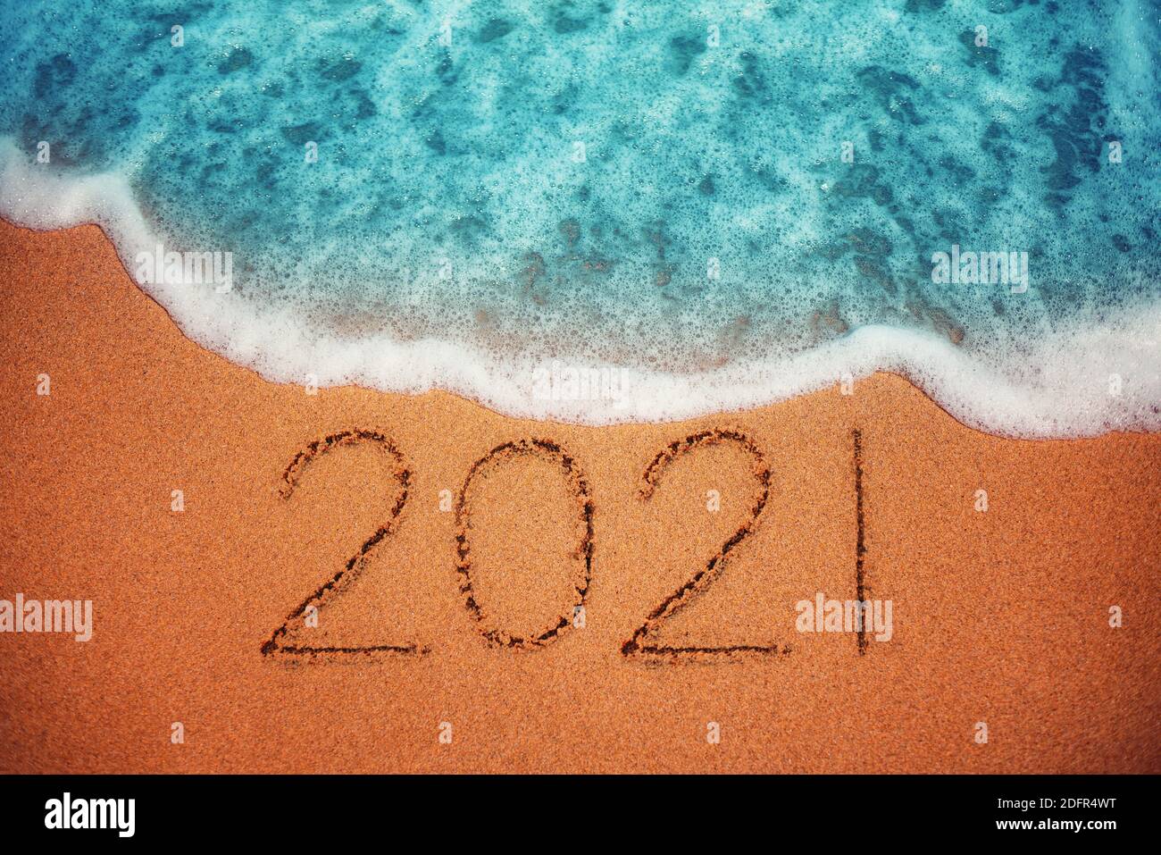 Felice anno nuovo 2021 concetto, scritta sulla spiaggia. Alba mare. Foto Stock