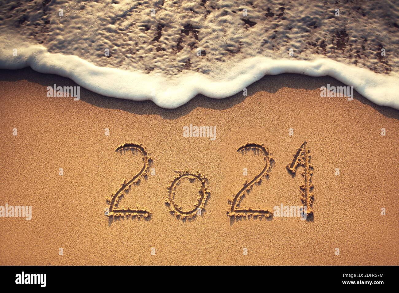 Felice anno nuovo 2021 concetto, scritta sulla spiaggia. Alba mare. Foto Stock