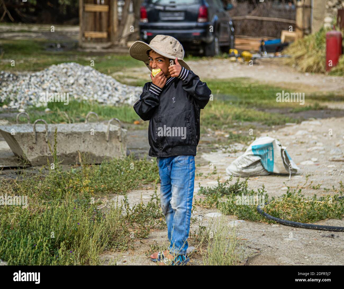 Il tagico piccolo gioca su un'automobile in Hisor, Tagikistan Foto Stock