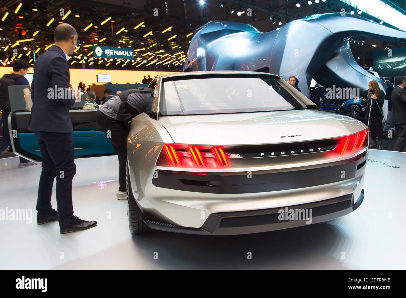 Peugeot e-Legend Concept durante il Paris Motor Show 2018, conosciuto come Mondial de l'Automobile, si è tenuto presso il centro espositivo Porte de Versailles di Parigi, Francia, il 2 ottobre 2018. Foto di Nicolas Genin/ABACAPRESS.COM Foto Stock