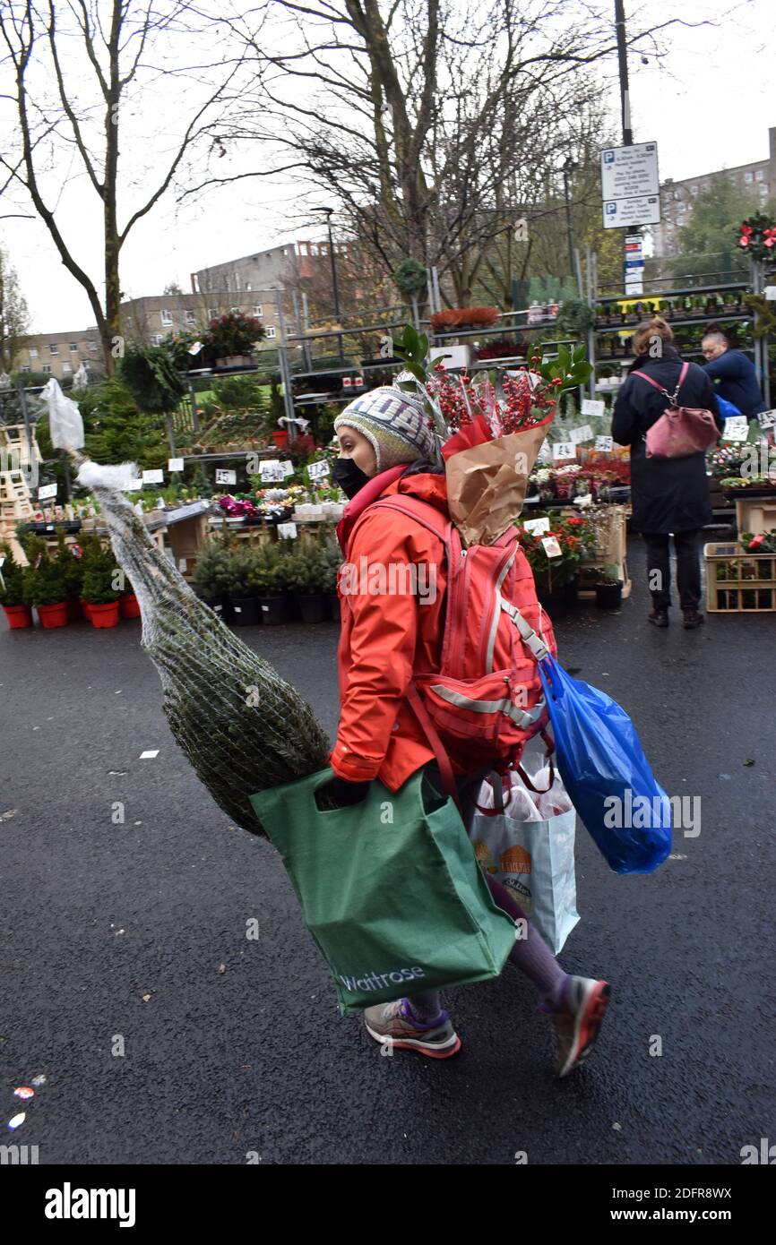 Lonond, Regno Unito. 6 Dicembre 2020. Il tradizionale mercato dei fiori della domenica Columbia Road apre il primo fine settimana di dicembre durante il secondo livello di blocco del coronavirus. I controlli includono un sistema unidirezionale attraverso il mercato e le code da inserire con numeri limitati. Credit: JOHNNY ARMSTEAD/Alamy Live News Foto Stock